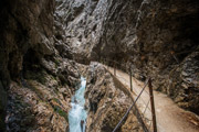 Gesicherter Wanderweg durch die Höllentalklamm